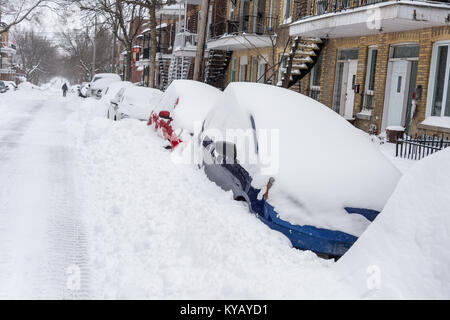 Montreal, Kanada - 13. Januar 2018: Autos sind mit Schnee während der schneesturm in der Hochebene Nachbarschaft abgedeckt. Stockfoto