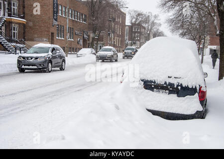 Montreal, Kanada - 13. Januar 2018: Autos sind mit Schnee während der schneesturm in der Hochebene Nachbarschaft abgedeckt. Stockfoto