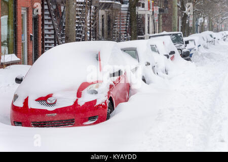 Montreal, Kanada - 13. Januar 2018: Autos sind mit Schnee während der schneesturm in der Hochebene Nachbarschaft abgedeckt. Stockfoto