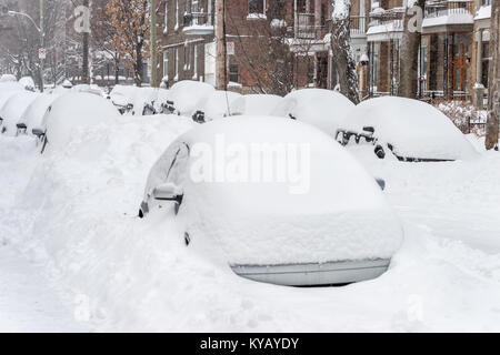 Montreal, Kanada - 13. Januar 2018: Autos sind mit Schnee während der schneesturm in der Hochebene Nachbarschaft abgedeckt. Stockfoto