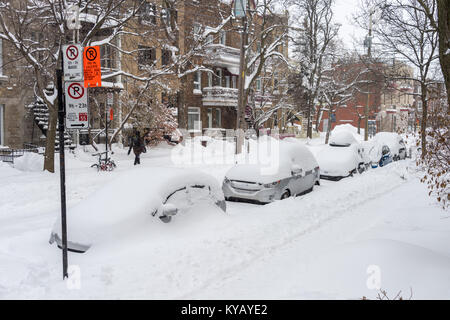 Montreal, Kanada - 13. Januar 2018: Autos sind mit Schnee während der schneesturm in der Hochebene Nachbarschaft abgedeckt. Stockfoto