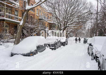 Montreal, Kanada - 13. Januar 2018: Autos sind mit Schnee während der schneesturm in der Hochebene Nachbarschaft abgedeckt. Stockfoto