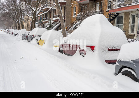 Montreal, Kanada - 13. Januar 2018: Autos sind mit Schnee während der schneesturm in der Hochebene Nachbarschaft abgedeckt. Stockfoto