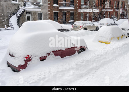 Montreal, Kanada - 13. Januar 2018: Autos sind mit Schnee während der schneesturm in der Hochebene Nachbarschaft abgedeckt. Stockfoto