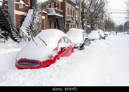 Montreal, Kanada - 13. Januar 2018: Autos sind mit Schnee während der schneesturm in der Hochebene Nachbarschaft abgedeckt. Stockfoto