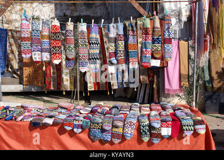 Tabelle mit Wolle Socken auf der Straße von Alanya, Türkei Stockfoto