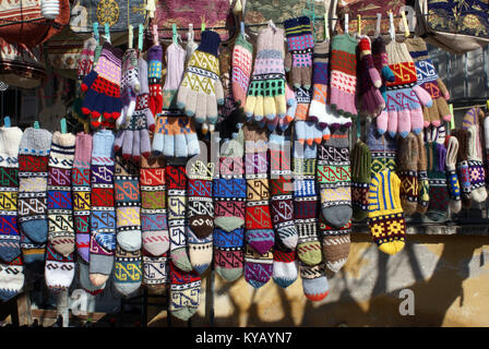 Socken und Handschuhe aus Wolle auf der Linie auf dem Marktplatz, Türkei Stockfoto