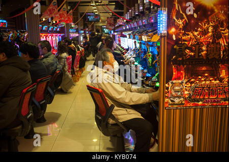 23.12.2017, Kyoto, Japan, Asien - Japanische Leute spielen mit dem Pachinko Spiel-Maschinens in einem Salon in Kyoto. Stockfoto