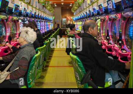 24.12.2017, Kyoto, Japan, Asien - Japanische Leute spielen mit dem Pachinko Spiel-Maschinens in einem Salon in Kyoto. Stockfoto