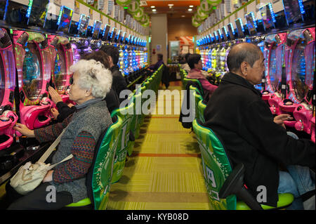 24.12.2017, Kyoto, Japan, Asien - Japanische Leute spielen mit dem Pachinko Spiel-Maschinens in einem Salon in Kyoto. Stockfoto