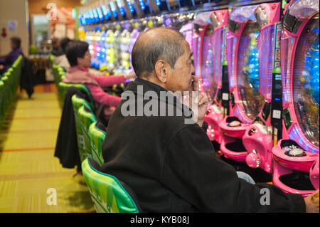 24.12.2017, Kyoto, Japan, Asien - Japanische Leute spielen mit dem Pachinko Spiel-Maschinens in einem Salon in Kyoto. Stockfoto