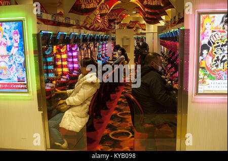 30.12.2017, Tokyo, Japan, Asien - Japanische Leute spielen mit dem Pachinko Spiel-Maschinens in einem Salon in Tokio. Stockfoto