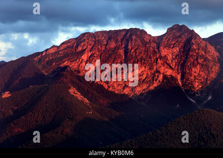 Polen, Tatra, Zakopane - Giewont, Szczerba und Dlugi Giewont Peaks bei Sonnenuntergang Stockfoto