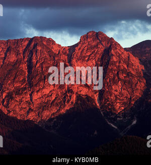 Polen, Tatra, Zakopane - Giewont, Szczerba und Dlugi Giewont Peaks bei Sonnenuntergang Stockfoto
