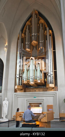 Orgel und Organist in Hallgrimskirkja, einer Lutherischen (Kirche von Island) Pfarrkirche, Reykjavik, Island. Stockfoto