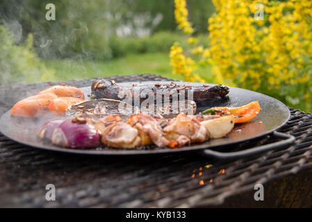 Bbq außerhalb an einem schönen Sommerabend in Molkom Schweden Stockfoto