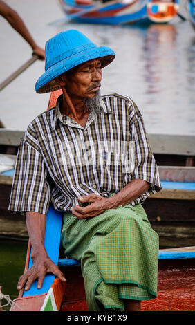 Mandalay, Myanmar - Feb 20, 2016. Ein fährmann mit seinem Boot am Taungthaman See in der Nähe der U-Bein Brücke in Amarapura, Mandalay, Myanmar (Birma). Stockfoto