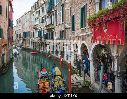 Venezia, Italien, 6. Februar 2016: Venedig während der Karnevalszeit. Der Karneval von Venedig ist ein jährliches Festival in Venedig, Italien, statt. Das festival Ich Stockfoto