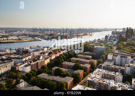 Blick von der Kirche St. Michaelis in Hamburg, Deutschland in die Container Terminals des Hafens. Stockfoto