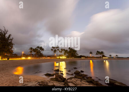 Am Abend lange Belichtungszeiten von einigen Riffen in der Salt Pond Beach Park in Kauai, Hawaii. Stockfoto