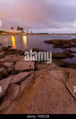 Am Abend lange Belichtungszeiten von einigen Riffen in der Salt Pond Beach Park in Kauai, Hawaii. Stockfoto