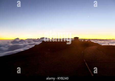 Sonnenuntergang Blick auf die Observatorien auf dem Haleakala auf Maui, Hawaii. Stockfoto