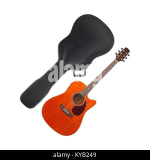Musikinstrument - Orange Flame Maple cutaway Gitarre Koffer auf einem weißen Hintergrund. Stockfoto