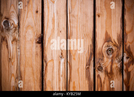 Holz Hintergrund der alten braunen vertikalen Bretter mit Knoten und Flecken. Stockfoto