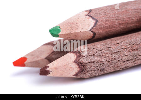 Drei Holz- Bleistifte auf weißem Hintergrund Stockfoto