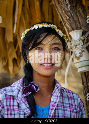 Bagan, Myanmar - Feb 22, 2016. Eine burmesische Frau mit thanaka Paste auf ihr Gesicht in Bagan, Myanmar. Thanaka ist ein gelblich-weiße Kosmetische einfügen Aus Stockfoto