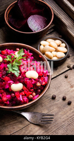 Traditionelle vegetarische Russische Rote Beete Salat vinaigrette im rustikalen Rezept Stockfoto