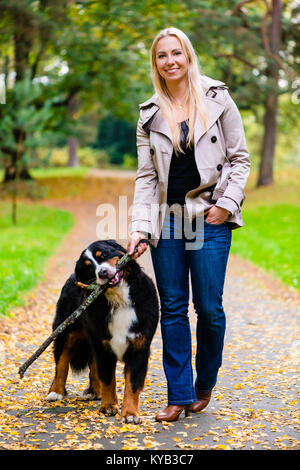 Frau und Hund an Abrufen stick Spiel Stockfoto