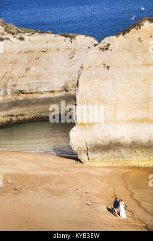 Felsformationen in der Nähe von Strand, Möwen und Jungvermählten in Portugal. Stockfoto