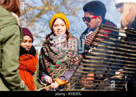 Multi-ethnischen Gruppe von fünf jungen Menschen Spaß an Grill Stockfoto