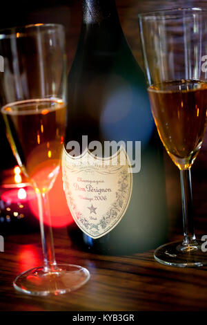 SOFIA, Bulgarien - 29. OKTOBER 2017: Dom Perignon Vintage 2006 Flasche Champagner und zwei Glas, Licht und Bokeh von bunte Bar Licht Stockfoto