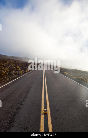 Der Straße bis zum Haleakala durch die Wolken in Maui, Hawaii. Stockfoto