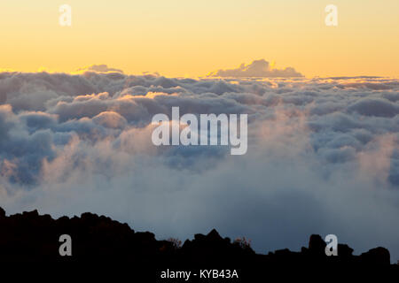 Blick auf den Sonnenuntergang von der Spitze des Haleakala auf Maui, Hawaii. Stockfoto