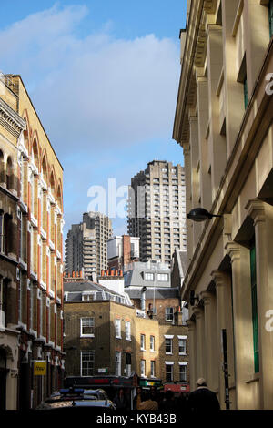 Cowcross Street Gebäude im Farringdon und eine vertikale Ansicht der hohen Barbican Wohntürme in London EC1 UK KATHY DEWITT Stockfoto