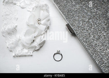 Wedding Ring mit Strumpfband auf weißem Hintergrund. Stockfoto