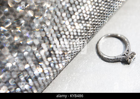 Hochzeit Ring mit silber Handtasche auf weißer Tisch. Stockfoto