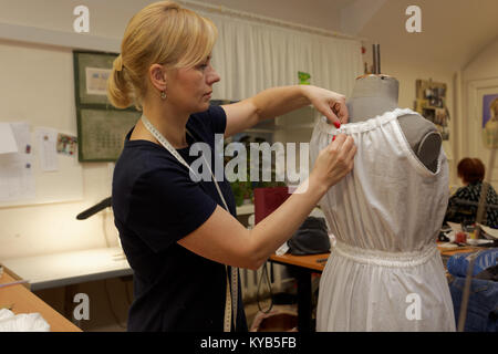 Bekleidung Cutter bei der Arbeit in der Alexandrinsky Theater, St. Petersburg, Russland Stockfoto