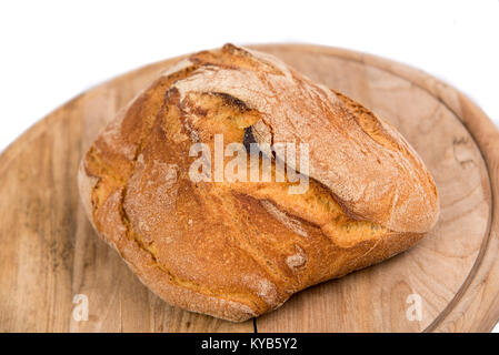 Frisch gebackenes Brot auf Holz Schneidebrett, weisser Hintergrund. Stockfoto