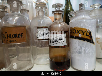 Apothecary Flaschen mit Etiketten Stockfoto