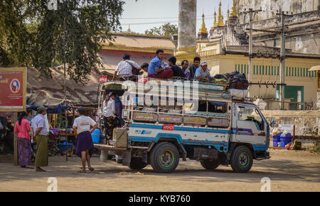 Bagan, Myanmar - 18. Februar 2016. Menschen mit dem Ortsbus auf Landstraße in Bagan, Myanmar. Bagan ist eine antike Stadt in Zentral-Myanmar (ehemals Burma) Stockfoto