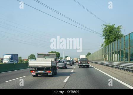 Turin, Italien - Juni 5, 2015: Verkehrs- und Warteschlange im morgendlichen Berufsverkehr auf der Autobahn A4 von Mailand nach Turin, dem wichtigsten Geschäfts- und industriellen p Stockfoto