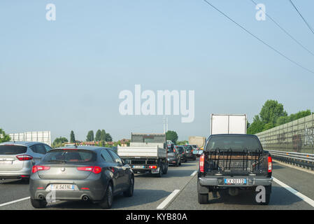Turin, Italien - Juni 5, 2015: Verkehrs- und Warteschlange im morgendlichen Berufsverkehr auf der Autobahn A4 von Mailand nach Turin, dem wichtigsten Geschäfts- und industriellen p Stockfoto