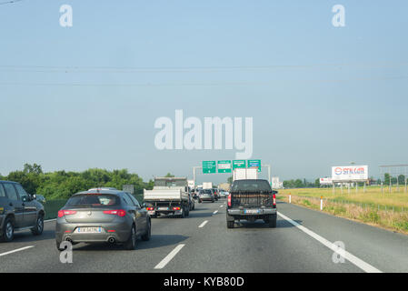 Turin, Italien - Juni 5, 2015: Verkehrs- und Warteschlange im morgendlichen Berufsverkehr auf der Autobahn A4 von Mailand nach Turin, dem wichtigsten Geschäfts- und industriellen p Stockfoto