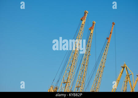 Gelbe Kran gegen den blauen Himmel. Stockfoto