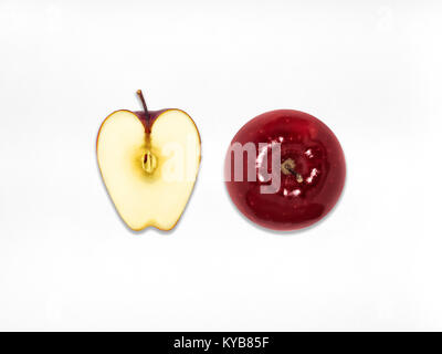 Red Apple Ansicht von Oben eine ganze saftig rot und die andere Hälfte von Apple auf einem weißen Hintergrund liegen flach isoliert Obst Foto Stockfoto