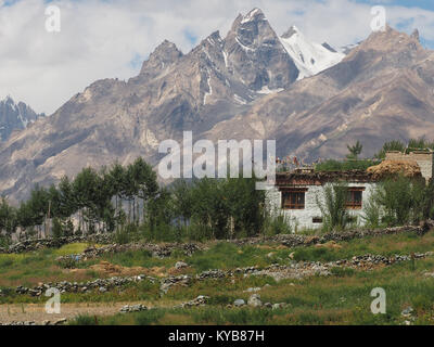 Einsame kleine weiße Haus in hohe Berge Landschaft, Himalaya. Stockfoto